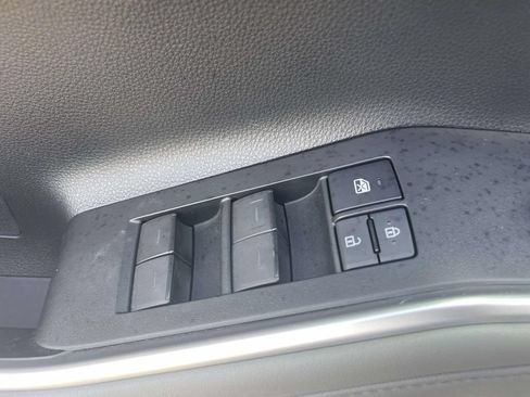 Used 2021 Toyota Highlander LE FWD image 19