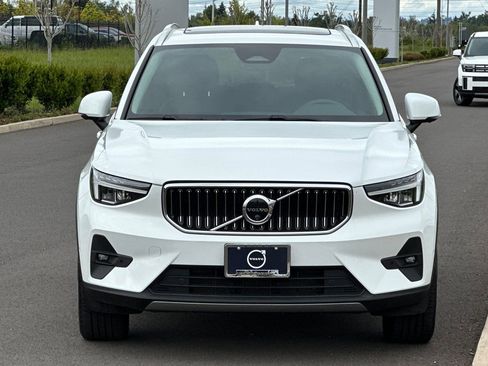 Used 2025 Volvo XC40 B5 Plus AWD/4WD image 8