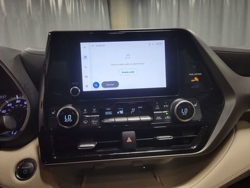 Used 2023 Toyota Highlander XLE FWD image 17