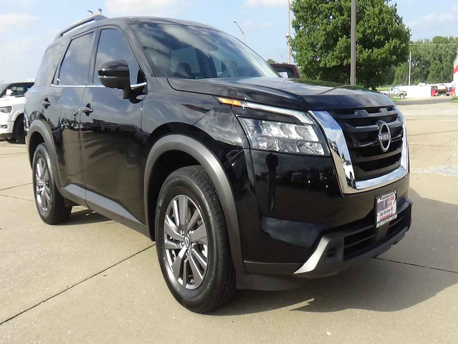 Used 2025 Nissan Pathfinder SV FWD image 4