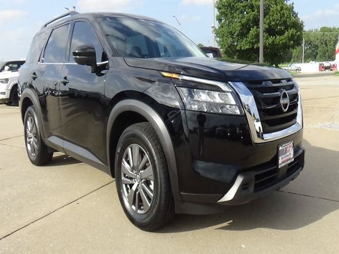 Used 2025 Nissan Pathfinder SV FWD image 4