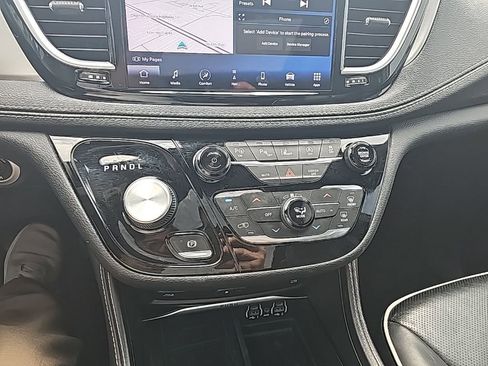 Used 2021 Chrysler Pacifica Limited w/ Uconnect Theater Family Group image 32