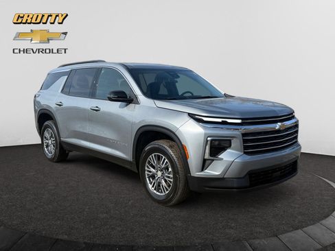 Used 2025 Chevrolet Traverse LT image 7