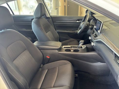 Used 2025 Nissan Altima 2.5 SV FWD image 36