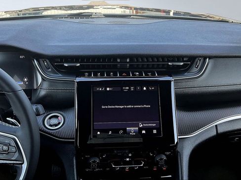 Used 2025 Jeep Grand Cherokee Altitude image 10