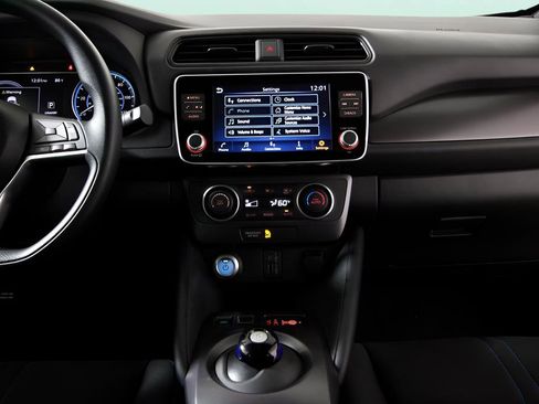 Used 2025 Nissan Leaf S image 31