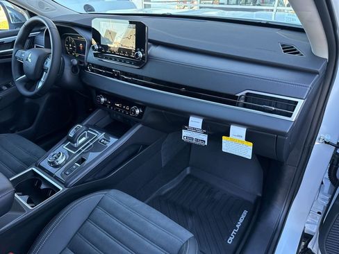 New 2025 Mitsubishi Outlander SE image 22