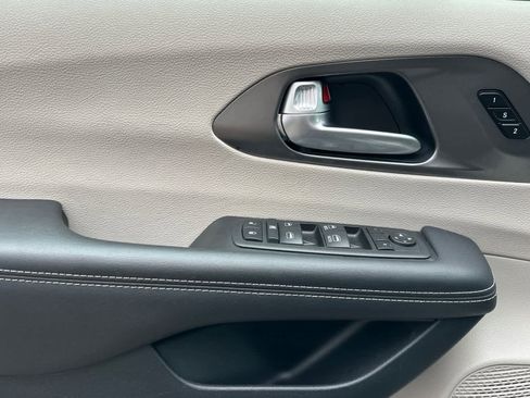 Used 2024 Chrysler Pacifica Touring-L image 12