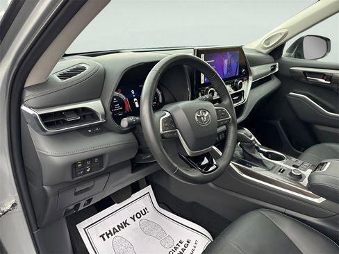 Used 2023 Toyota Highlander Limited image 22
