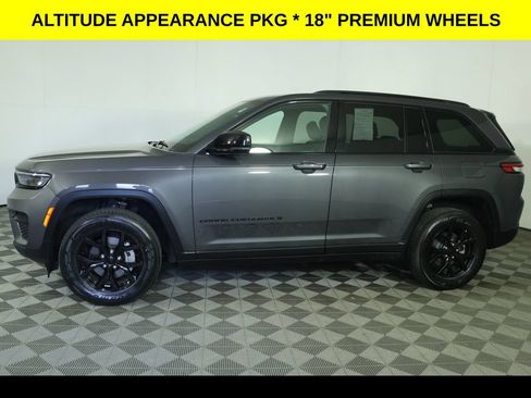 Used 2024 Jeep Grand Cherokee Altitude AWD/4WD image 5