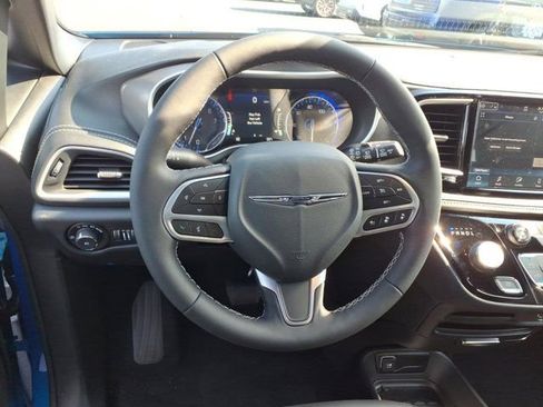 New 2026 Chrysler Pacifica Select image 5