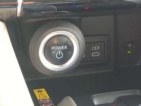 Used 2023 Toyota Venza XLE image 19