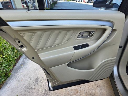 Used 2018 Ford Taurus SE FWD image 13