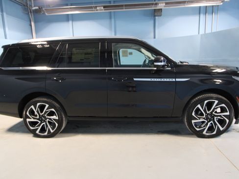 New 2026 Lincoln Navigator Reserve AWD/4WD image 31