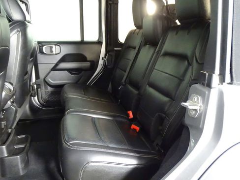 Used 2018 Jeep Wrangler Unlimited Sahara image 13