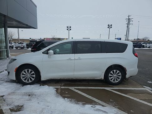 Used 2020 Chrysler Pacifica Touring w/ Cold Weather Group image 2