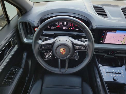 Used 2025 Porsche Cayenne image 16