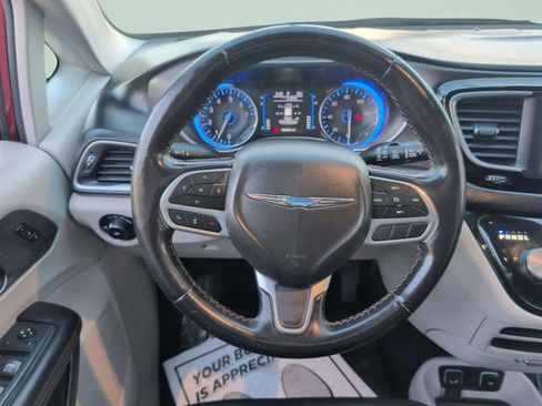 Used 2020 Chrysler Pacifica Touring-L image 15