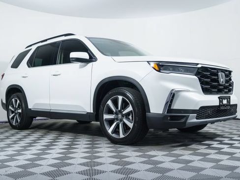 Used 2025 Honda Pilot Touring image 9