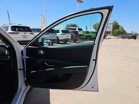 Used 2024 Hyundai Elantra SEL FWD image 14