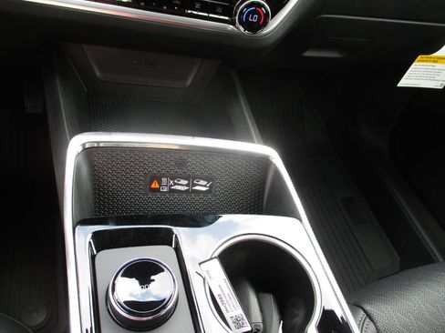 New 2026 Chevrolet Equinox LT w/ Convenience Package II image 16