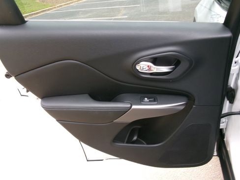 Used 2019 Jeep Cherokee Latitude Plus w/ Comfort/Convenience Group image 30