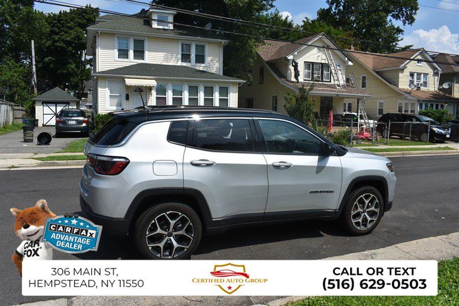 Used 2025 Jeep Compass Limited AWD/4WD image 5