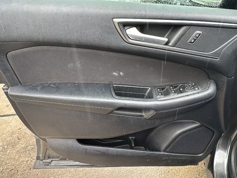 Used 2019 Ford Edge SE image 11