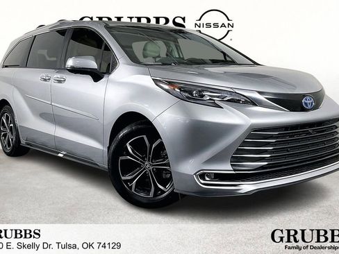 Used 2025 Toyota Sienna Platinum AWD/4WD image 1