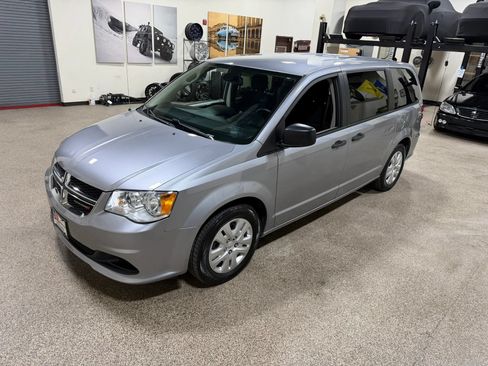 Used 2019 Dodge Grand Caravan SE FWD image 3