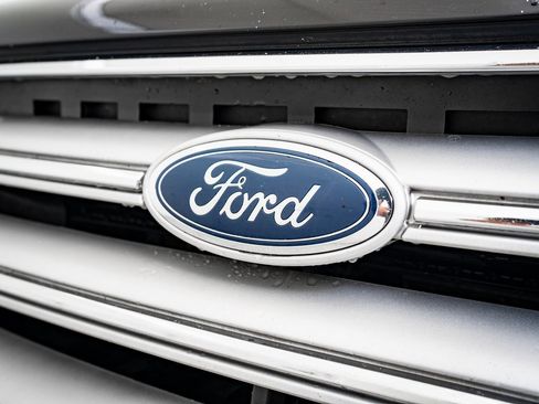 Used 2018 Ford Escape Titanium image 3