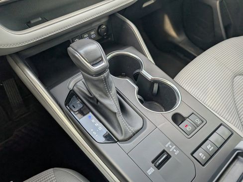 Used 2022 Toyota Highlander LE image 28
