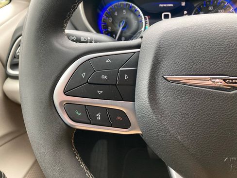 Used 2023 Chrysler Pacifica Touring-L FWD image 21