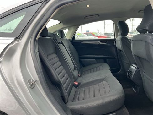 Used 2019 Ford Fusion SE image 18