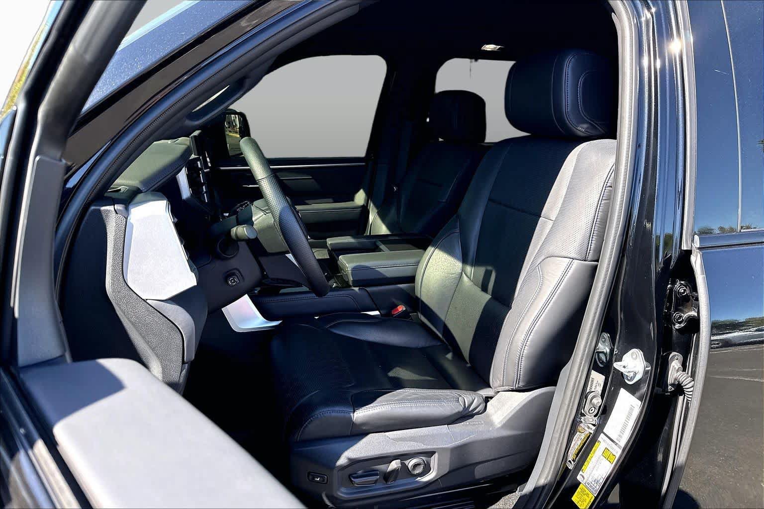 Used 2023 Toyota Sequoia Platinum AWD/4WD image 7