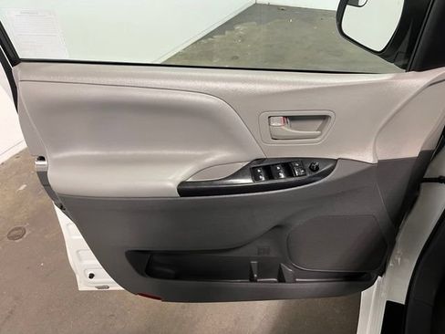 Used 2017 Toyota Sienna L FWD image 21