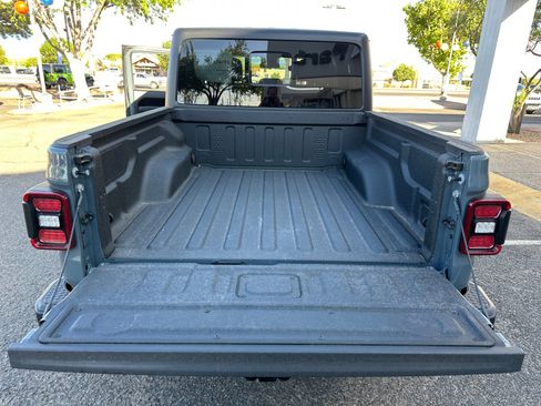 Used 2025 Jeep Gladiator Mojave w/ Convenience Group AWD/4WD image 34
