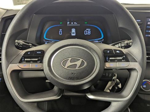 Certified 2025 Hyundai Elantra SE image 17