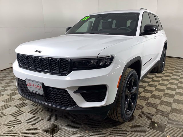 Used 2023 Jeep Grand Cherokee Altitude AWD/4WD image 10