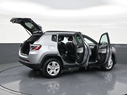 Used 2022 Jeep Compass Latitude FWD image 29