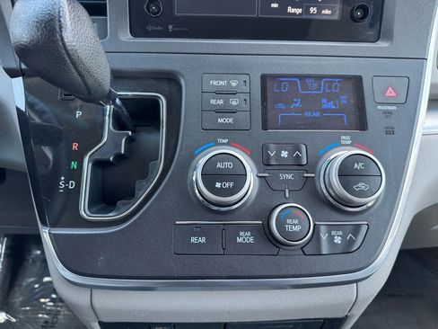 Used 2015 Toyota Sienna LE FWD image 16