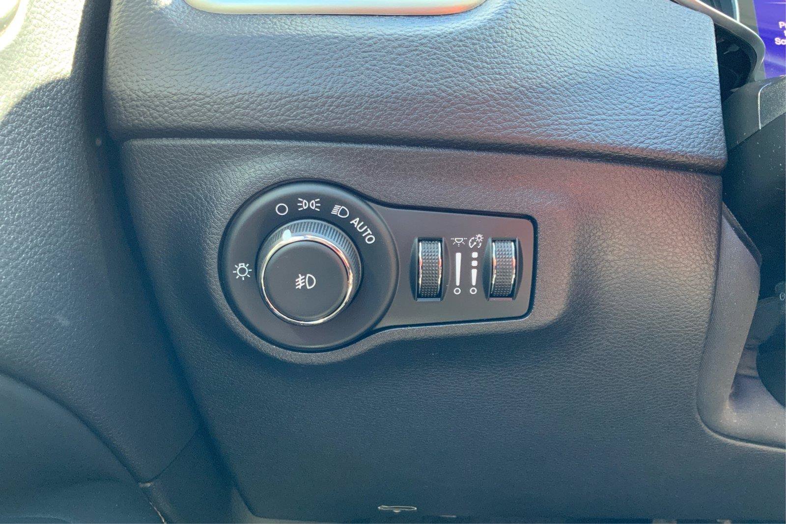 Used 2018 Jeep Compass Latitude w/ Cold Weather Group AWD/4WD image 17