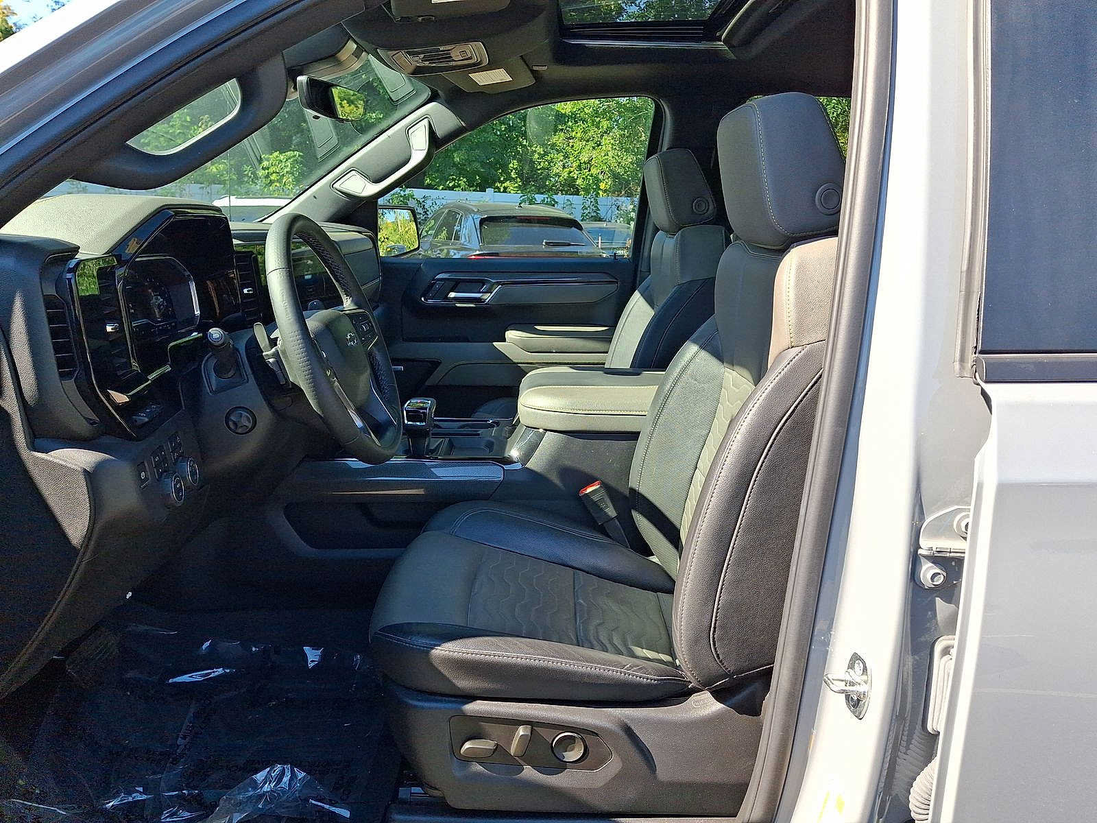 Used 2025 Chevrolet Silverado 1500 ZR2 w/ Technology Package AWD/4WD image 17