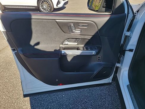 Used 2025 Mercedes-Benz GLB 250 image 18