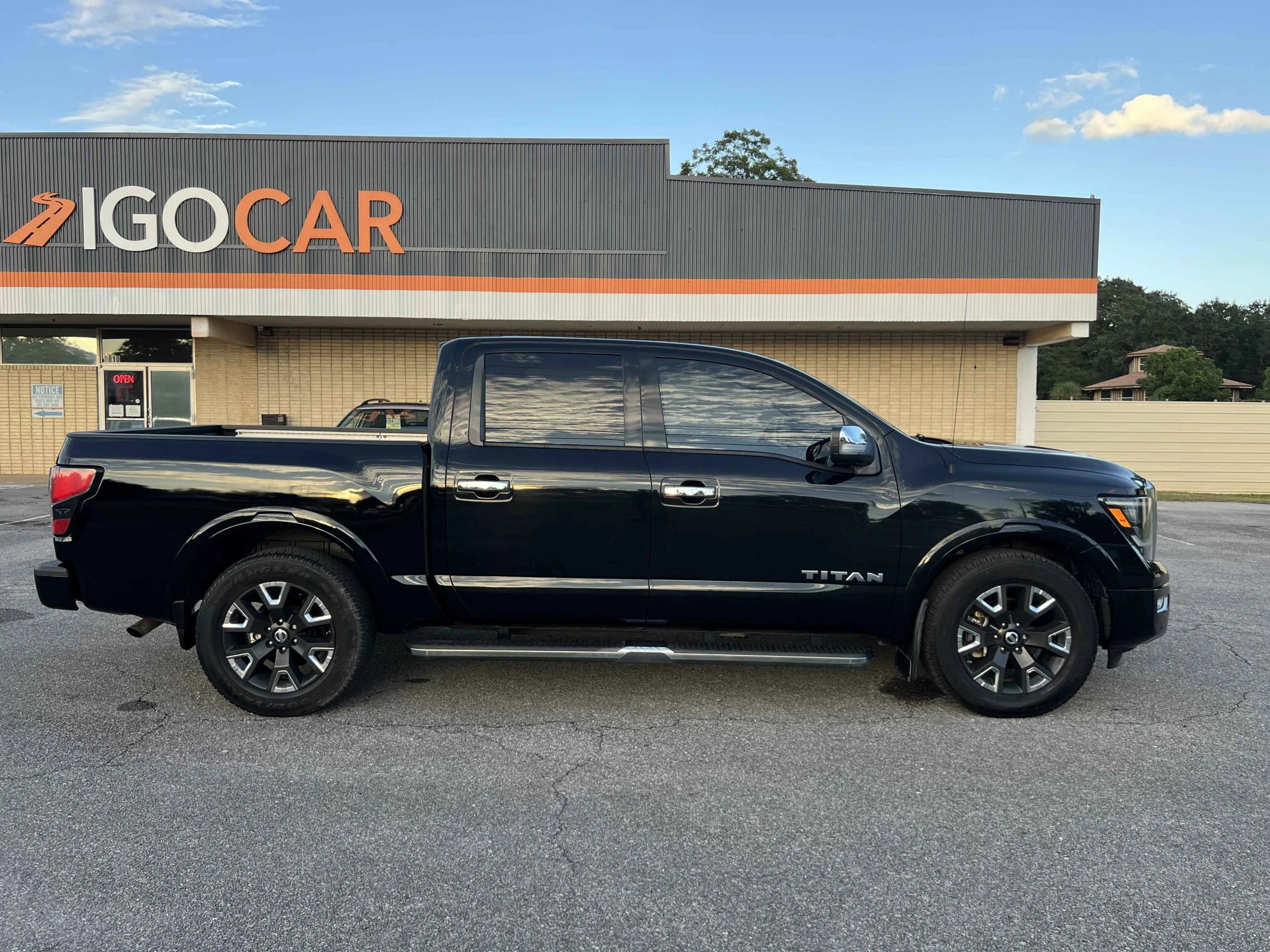 Used 2021 Nissan Titan Platinum Reserve w/ Moonroof Package RWD image 4