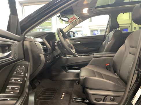 Used 2025 Nissan Rogue SL w/ Tech Package AWD/4WD image 8