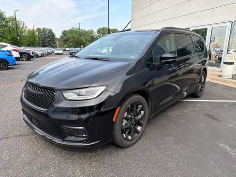 Used 2025 Chrysler Pacifica Limited FWD image 4