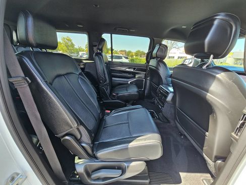 Used 2024 Jeep Wagoneer Series III AWD/4WD image 36