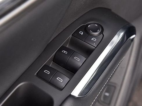 Used 2025 Chevrolet Traverse LT image 8