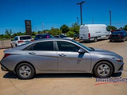 Used 2026 Hyundai Elantra SE FWD image 6